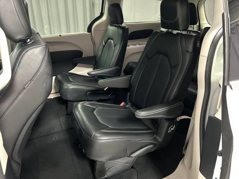 Used 2024 Chrysler Pacifica Touring-L FWD image 23