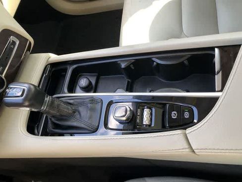 Used 2019 Volvo XC90 T5 Momentum w/ Protection Package Premier FWD image 24
