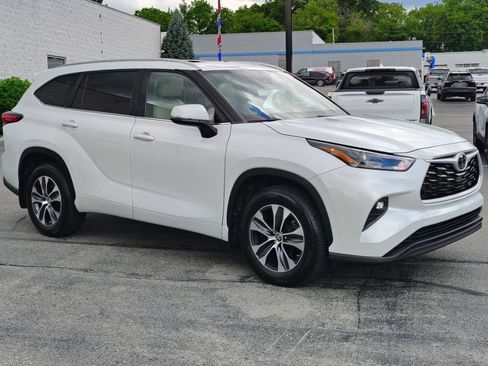 Used 2023 Toyota Highlander XLE AWD/4WD image 4