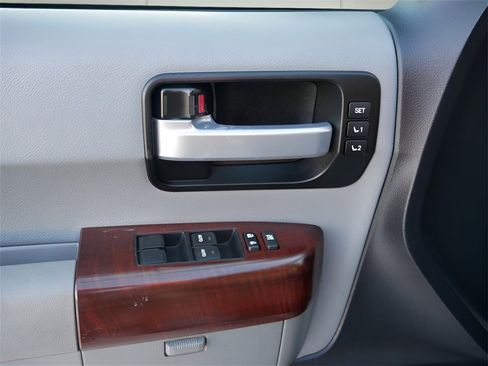 Used 2017 Toyota Sequoia Platinum image 19