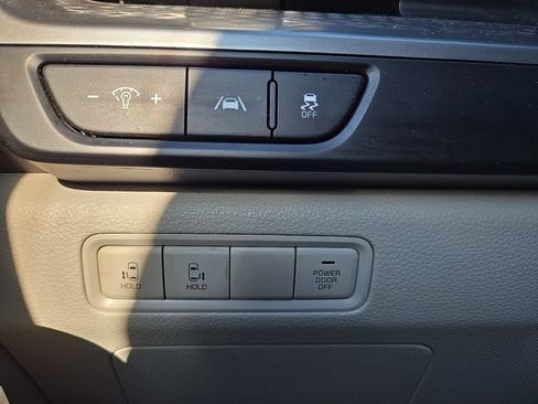 Certified 2023 Kia Carnival LX FWD image 20