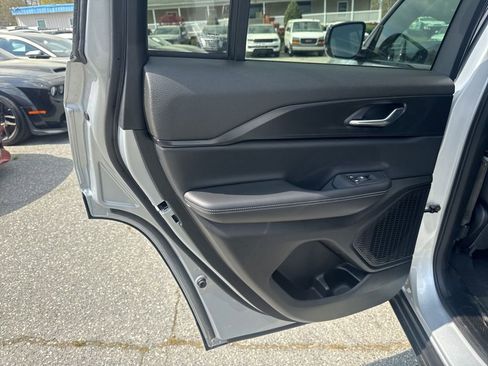 Used 2024 Jeep Grand Cherokee Altitude image 27