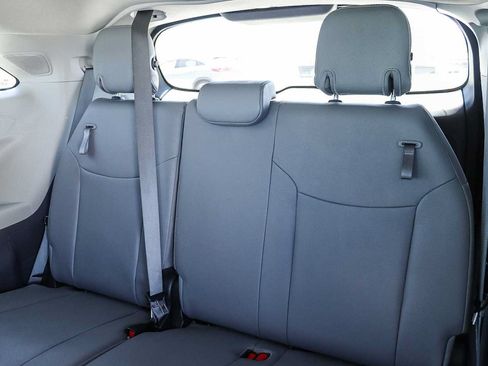 Used 2023 Toyota Sienna XLE w/ XLE Plus Package FWD image 18