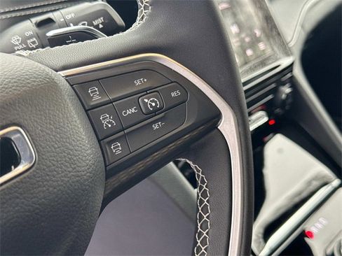 Used 2024 Jeep Grand Cherokee Laredo image 28