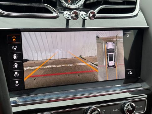 Used 2021 Bentley Bentayga AWD/4WD image 33