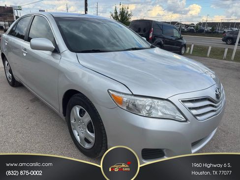 Used 2011 Toyota Camry LE image 2