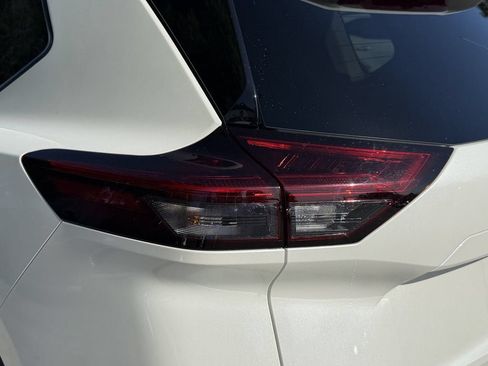 Used 2022 Nissan Rogue SL AWD/4WD image 11
