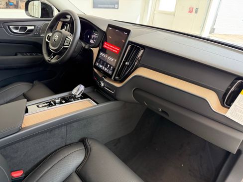 New 2026 Volvo XC60 B5 Ultra w/ Protection Package Premier AWD/4WD image 21