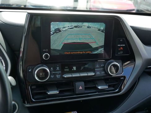Used 2023 Toyota Highlander XLE AWD/4WD image 18