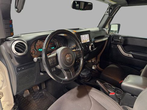 Used 2018 Jeep Wrangler Rubicon w/ Power Convenience Group image 19