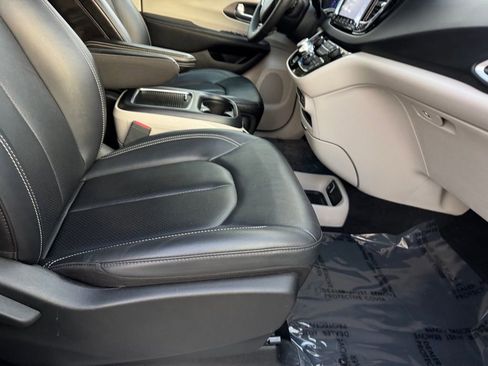 Used 2024 Chrysler Pacifica Touring-L image 31