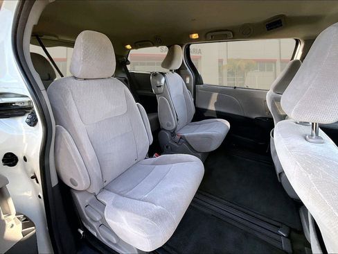 Used 2017 Toyota Sienna LE image 25