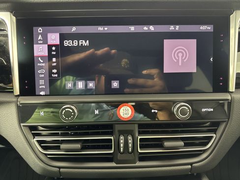 Certified 2025 Porsche Macan image 24