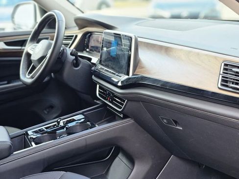 Used 2024 Volkswagen Atlas SE image 12