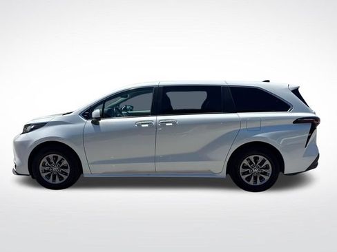 Used 2023 Toyota Sienna XLE FWD image 2