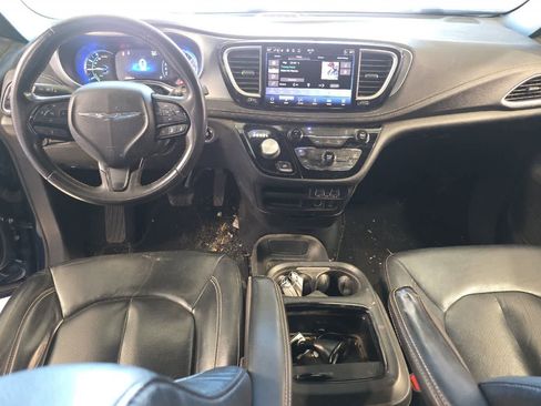 Used 2022 Chrysler Pacifica Touring-L w/ S Appearance Package FWD image 4