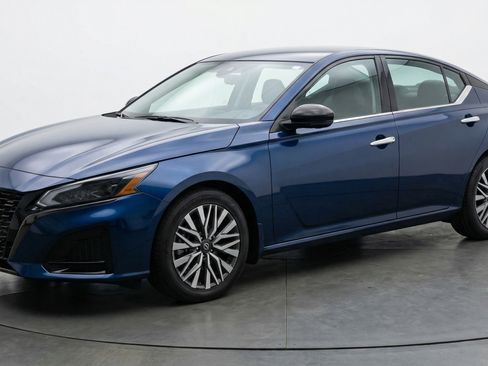 Used 2025 Nissan Altima 2.5 SV image 3