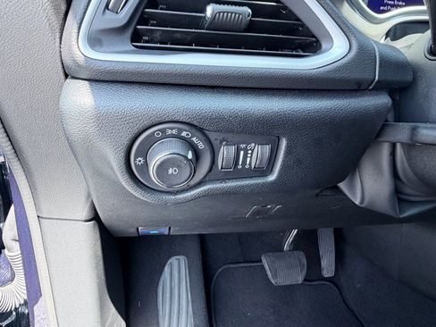 Used 2025 Chrysler Pacifica Select FWD image 12