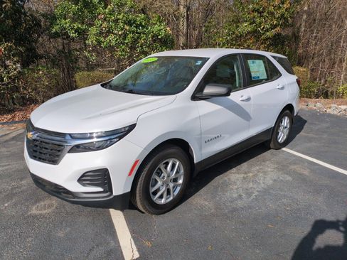 Used 2023 Chevrolet Equinox LS w/ Driver Confidence II Package FWD image 3