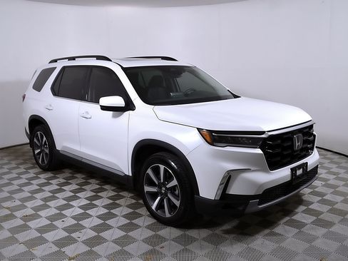 Used 2023 Honda Pilot Touring image 6