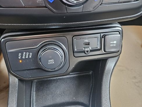 Used 2023 Jeep Renegade Limited image 25