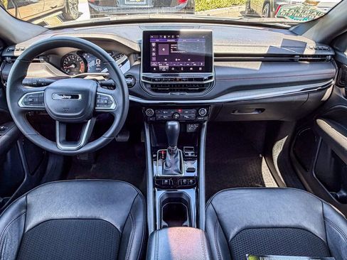 Used 2025 Jeep Compass Trailhawk AWD/4WD image 18