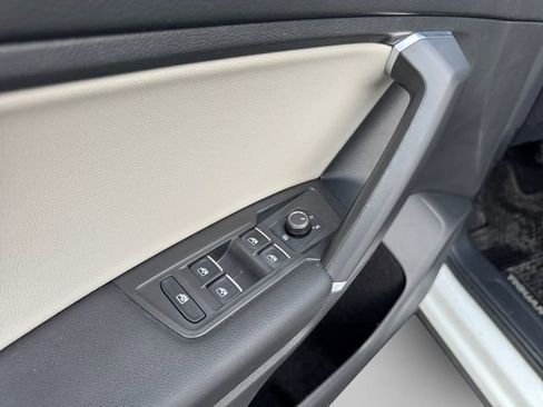 Used 2020 Volkswagen Tiguan SE w/ Panoramic Sunroof Package image 12