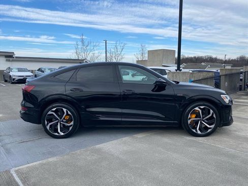 Used 2023 Audi e-tron Premium Plus w/ Premium Plus Package image 2