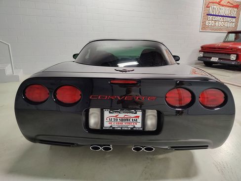 Used 2004 Chevrolet Corvette Coupe w/ Preferred Equipment Group RWD image 9