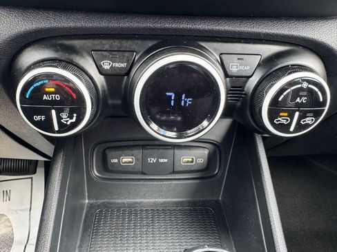 Used 2022 Hyundai Venue Limited FWD image 4