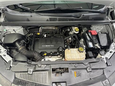 Used 2019 Chevrolet Trax LT w/ LT Convenience Package FWD image 6