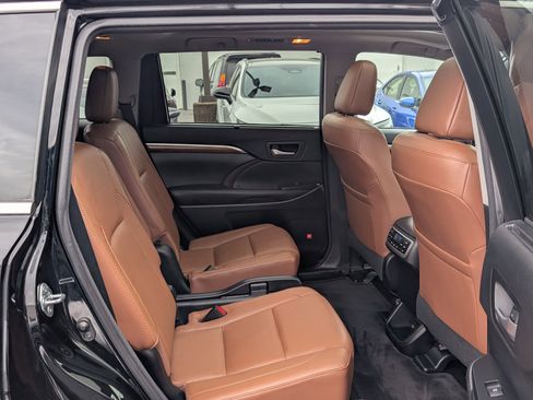 Used 2017 Toyota Highlander Limited Platinum image 12