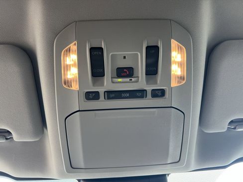 Used 2025 Toyota Highlander XLE AWD/4WD image 28