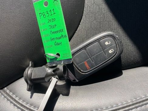 Used 2020 Jeep Cherokee Latitude Plus image 25