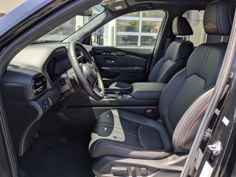 Certified 2025 Honda Pilot TrailSport image 17