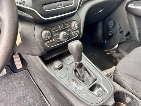 Used 2020 Jeep Cherokee Latitude AWD/4WD image 14
