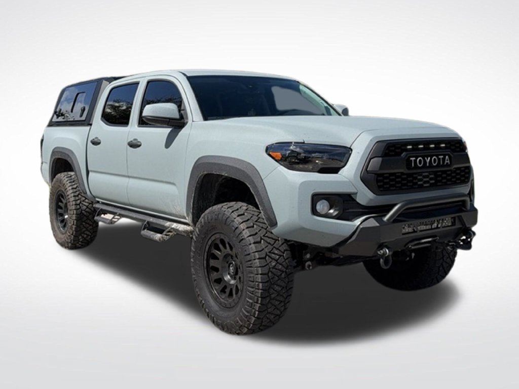 Used 2018 Toyota Tacoma SR5 AWD/4WD image 2