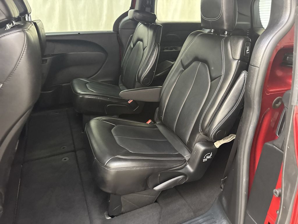 Used 2025 Chrysler Pacifica Select FWD image 12