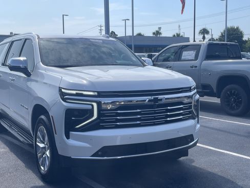 Used 2025 Chevrolet Suburban Premier AWD/4WD image 3