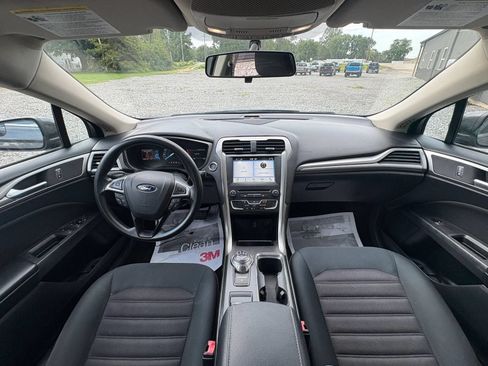 Used 2018 Ford Fusion SE w/ Fusion SE Technology Package FWD image 11