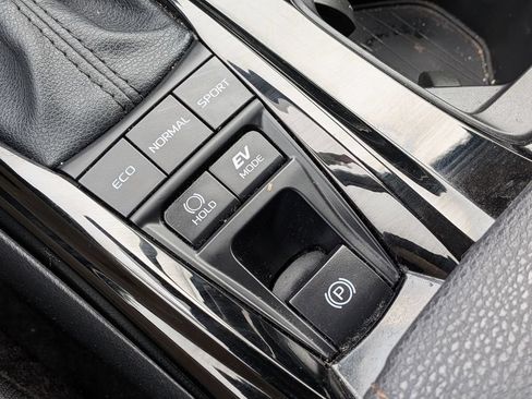 Used 2025 Toyota Camry XLE AWD/4WD image 23