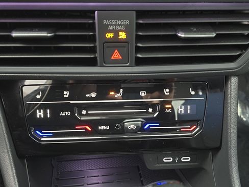 Certified 2025 Volkswagen Jetta SEL image 22