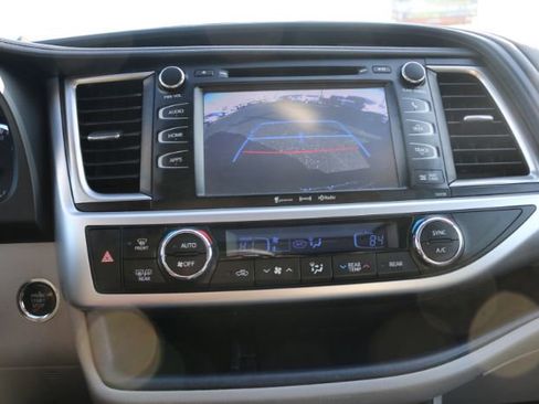 Used 2016 Toyota Highlander XLE image 3