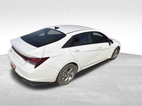 Used 2021 Hyundai Elantra SE FWD image 3