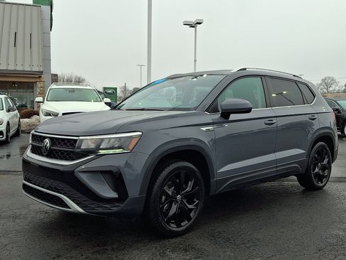 Certified 2023 Volkswagen Taos SE w/ Panoramic Sunroof Package image 3