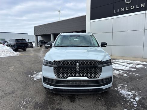 New 2026 Lincoln Navigator Premiere image 2