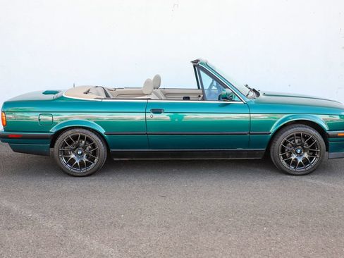 Used 1992 BMW 325i Convertible RWD image 3