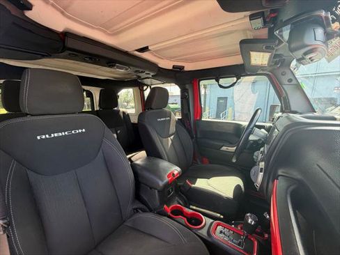 Used 2017 Jeep Wrangler Unlimited Rubicon w/ Connectivity Group image 11