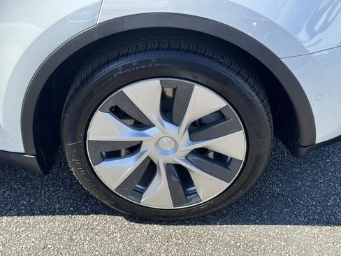 Used 2020 Tesla Model Y Long Range image 19