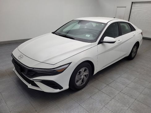 Used 2025 Hyundai Elantra SE image 2